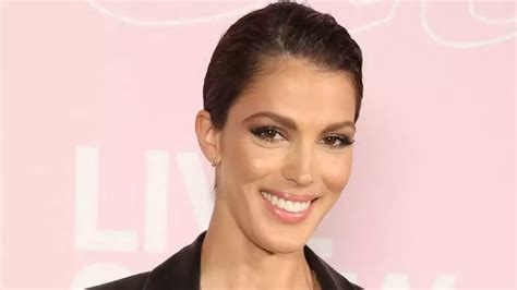 Iris Mittenaere pose topless en bikini string, elle ne cache ...